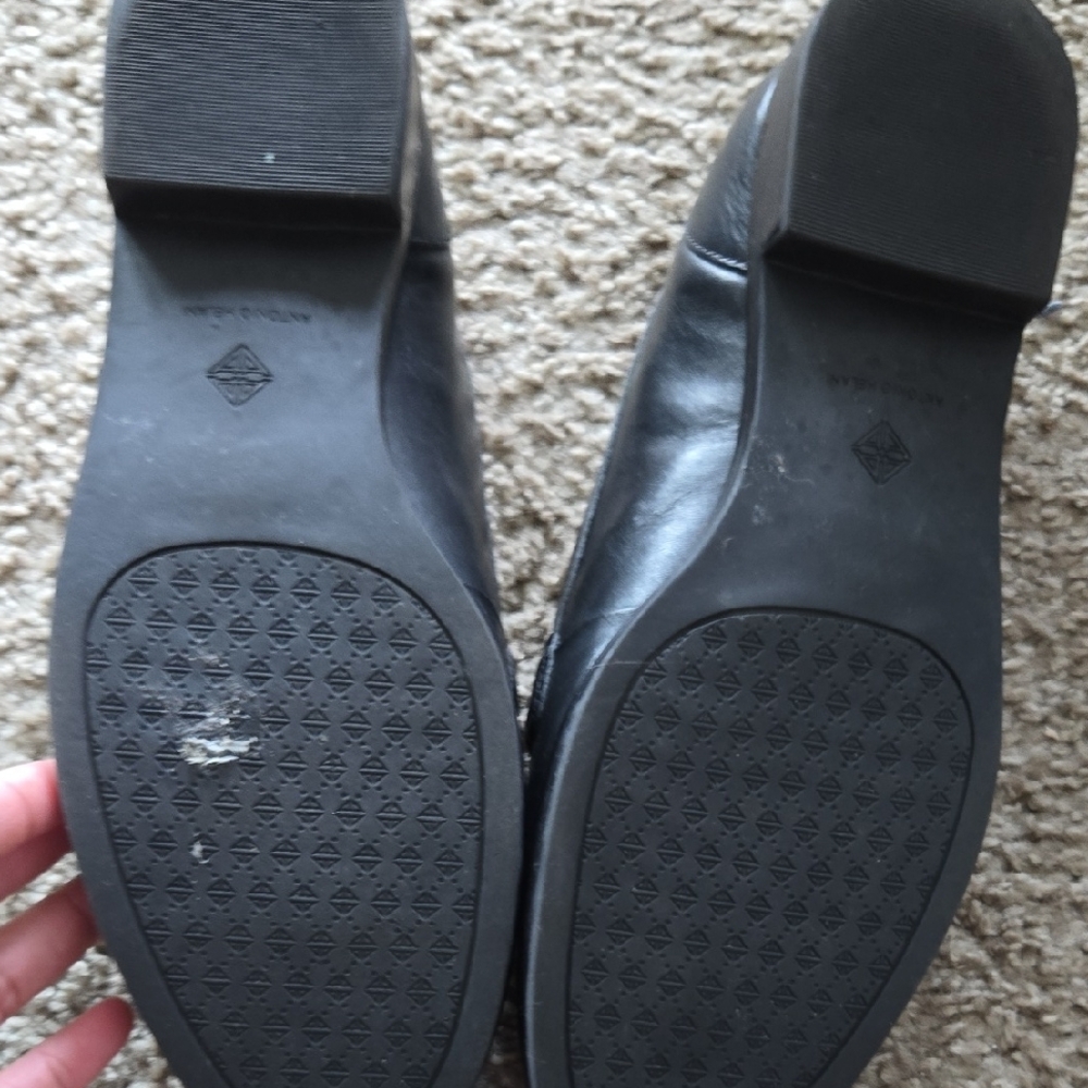 Elegant Black Loafers with Gold Accents - Picture 4 of 4